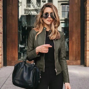 Jaqueta Feminina de Couro Gola Padre Zira